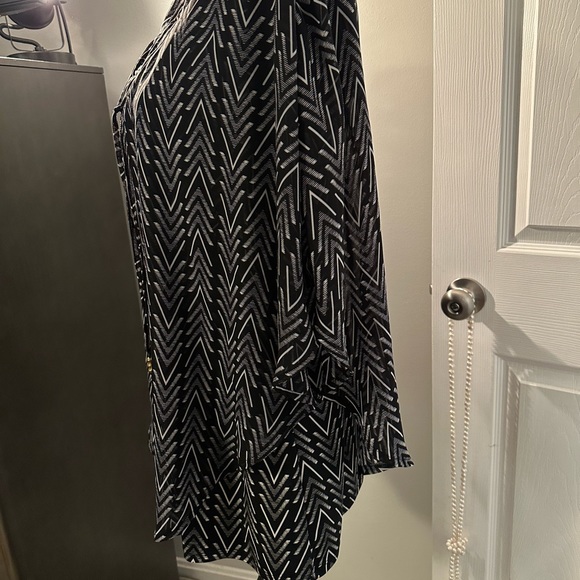 Beautiful Flowing Blouse - Picture 1 of 6